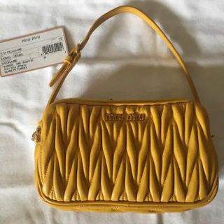 ミュウミュウ(miumiu)のmiumiu ミュウミュウ　バッグ(ハンドバッグ)