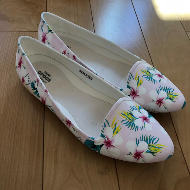 crocs(クロックス)のクロックス　パンプス　ピンク　花柄　25cm〜26cm サイズ9 レディースの靴/シューズ(ハイヒール/パンプス)の商品写真