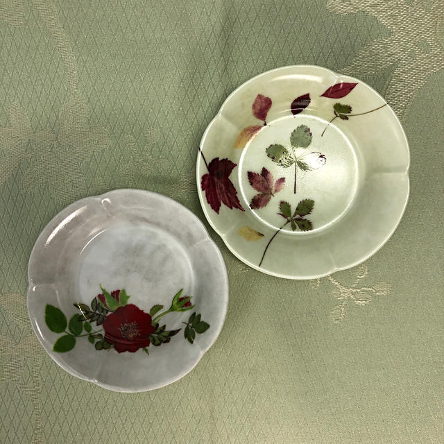 ポーセラーツ作品　花形小皿　2枚　　🅿︎-2 ハンドメイドの生活雑貨(食器)の商品写真