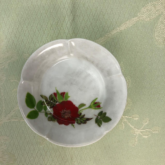 ポーセラーツ作品　花形小皿　2枚　　🅿︎-2 ハンドメイドの生活雑貨(食器)の商品写真