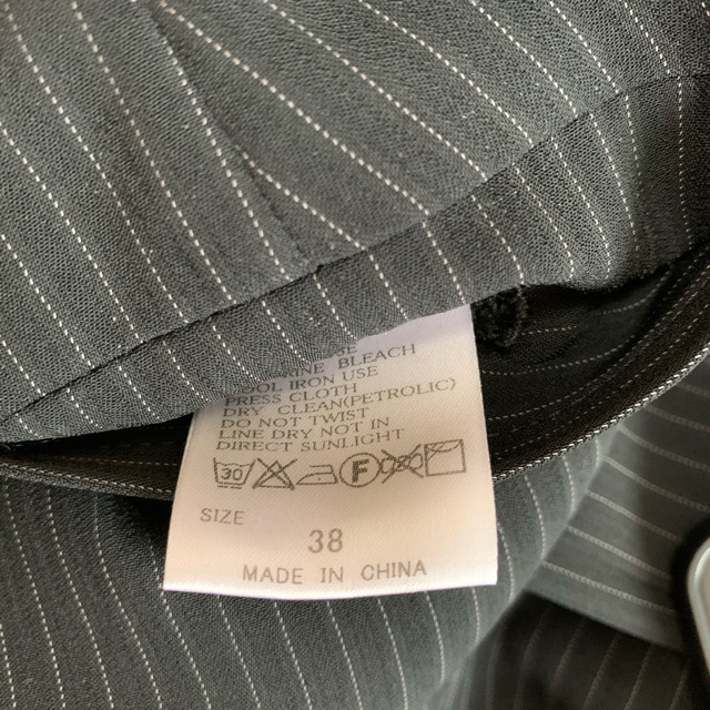 THE SUIT COMPANY(スーツカンパニー)の【美品】夏用　紺 白ストライプ　パンツスーツ　サイズ38 レディースのフォーマル/ドレス(スーツ)の商品写真