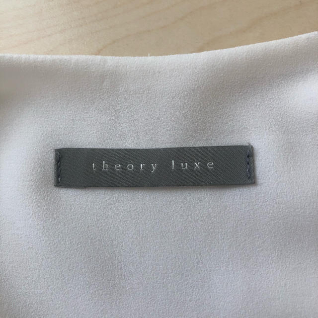 Theory luxe(セオリーリュクス)のtheory luxe☆2018SS☆定番Vネックブラウス⭐︎白⭐︎美品 レディースのトップス(シャツ/ブラウス(長袖/七分))の商品写真