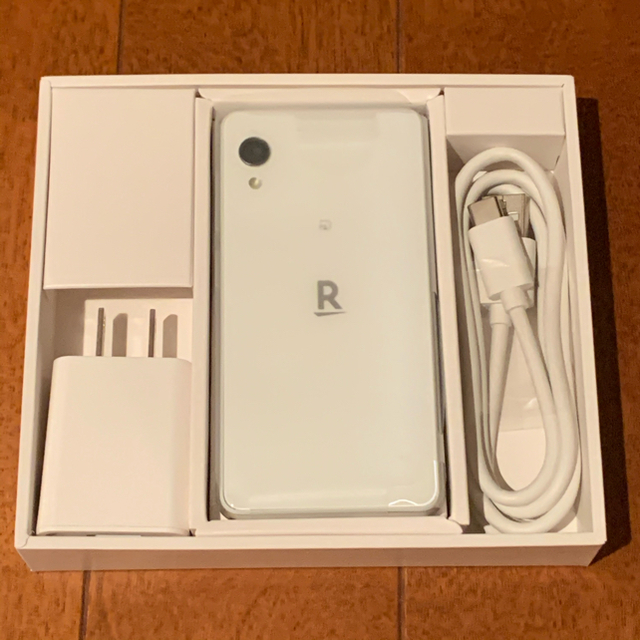 Rakuten mini クールホワイト スマホ/家電/カメラのスマートフォン/携帯電話(スマートフォン本体)の商品写真