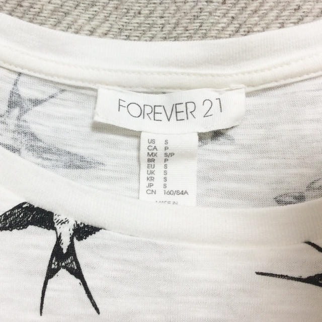 FOREVER 21(フォーエバートゥエンティーワン)のFOREVER21 ツバメ柄 半袖Tシャツ カットソー 燕 白 レディースのトップス(Tシャツ(半袖/袖なし))の商品写真