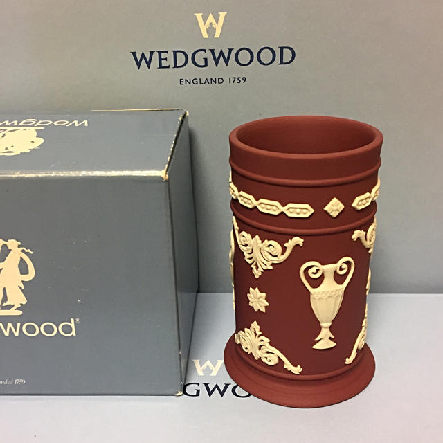 WEDGWOOD(ウェッジウッド)の新品 未使用 ウェッジウッド ジャスパー 稀少 クリムゾンカラー 花瓶 ペン立て インテリア/住まい/日用品のインテリア小物(花瓶)の商品写真