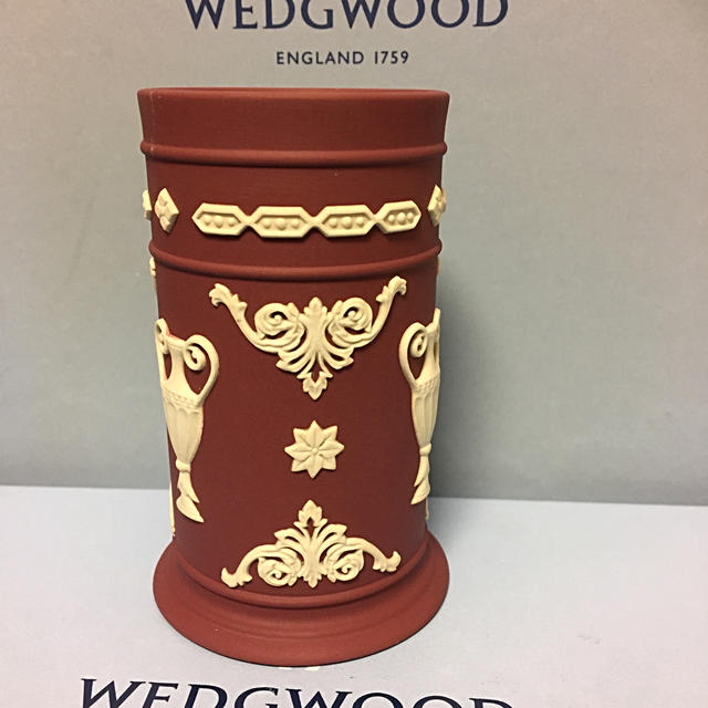 WEDGWOOD(ウェッジウッド)の新品 未使用 ウェッジウッド ジャスパー 稀少 クリムゾンカラー 花瓶 ペン立て インテリア/住まい/日用品のインテリア小物(花瓶)の商品写真