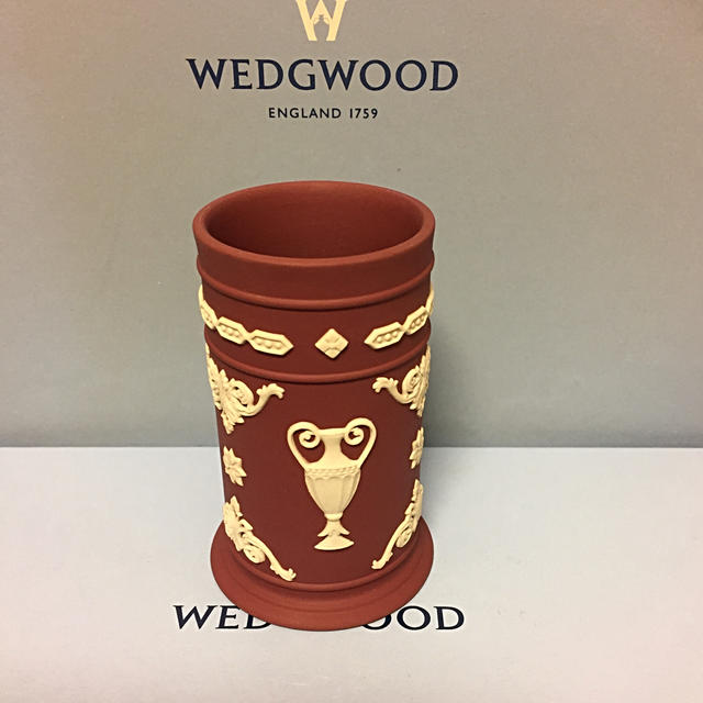 WEDGWOOD(ウェッジウッド)の新品 未使用 ウェッジウッド ジャスパー 稀少 クリムゾンカラー 花瓶 ペン立て インテリア/住まい/日用品のインテリア小物(花瓶)の商品写真