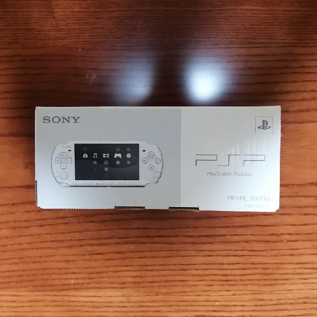 PlayStation Portable(プレイステーションポータブル)のPSP-3000パールホワイト新品未使用品 エンタメ/ホビーのゲームソフト/ゲーム機本体(携帯用ゲーム機本体)の商品写真