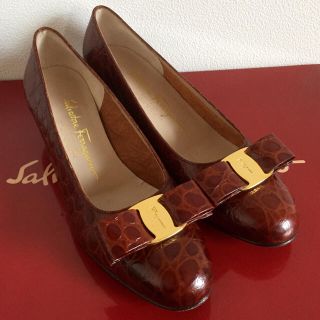 サルヴァトーレフェラガモ(Salvatore Ferragamo)のFerragamoパンプス ヴァラリボン(ハイヒール/パンプス)