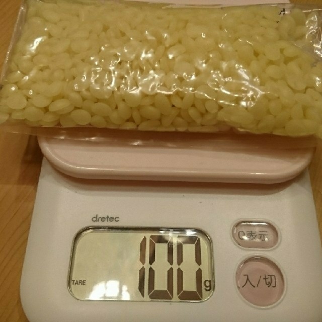 日本製☆ミツロウ 100g  ナチュラルイエロー ハンドメイドの素材/材料(その他)の商品写真