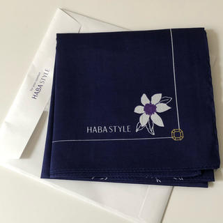ハーバー(HABA)のおおきなハンカチ　紺色　花柄(ハンカチ)