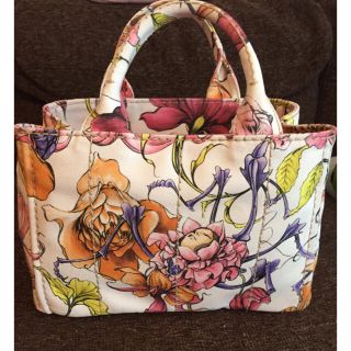 PRADA(花柄 ・ トートバッグ)のフリマアイテム一覧 PRADA(花柄 ・ トートバッグ)のフリマアイテム一覧