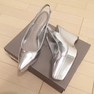 チャールズアンドキース(Charles and Keith)の美品！シルバーメタリックパンプス(ハイヒール/パンプス)