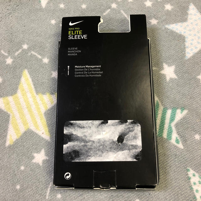 NIKE(ナイキ)のNIKE アームカバー 新品未使用 メンズのファッション小物(その他)の商品写真