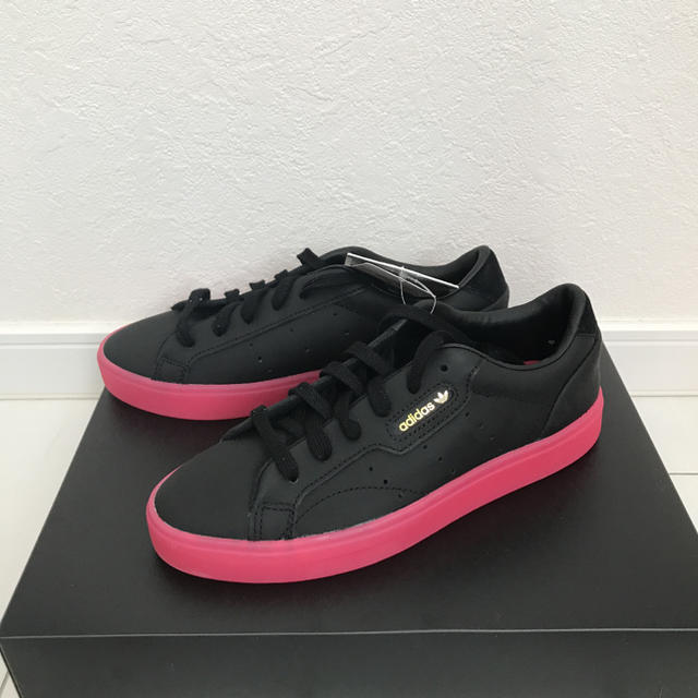 adidas(アディダス)のアディダス　オリジナルス　スニーカー 新品　22㎝　ブラック　NIKE レディースの靴/シューズ(スニーカー)の商品写真