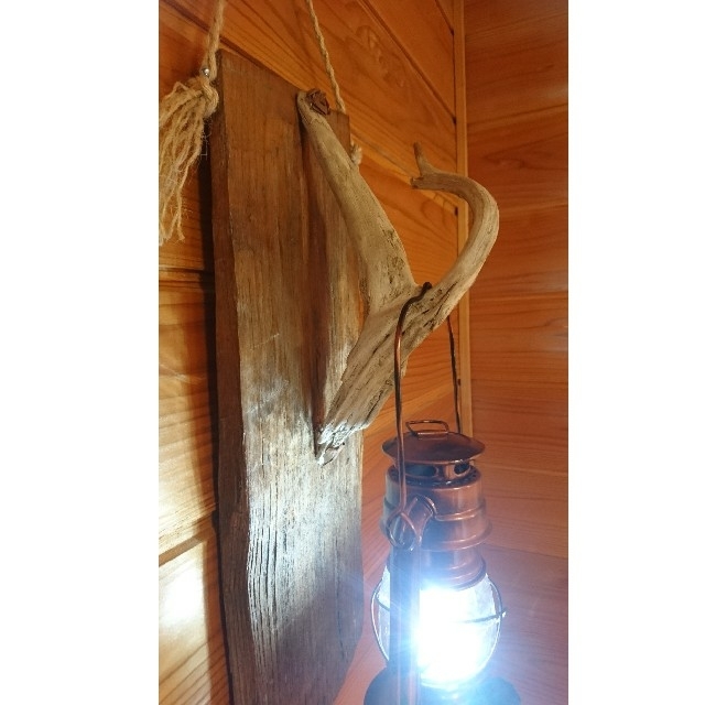 【送料込み】流木を使った壁掛けランタン☆ スポーツ/アウトドアのアウトドア(ライト/ランタン)の商品写真