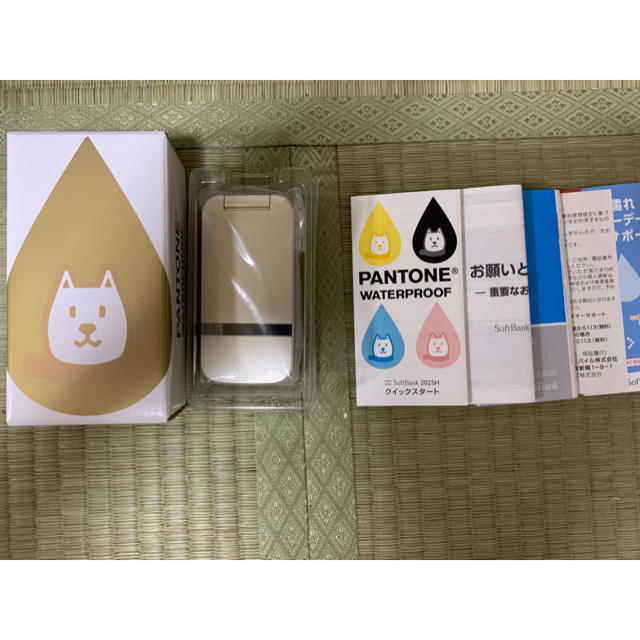 Softbank(ソフトバンク)の新品Softbank ソフトバンクPANTONE waterproofゴールド スマホ/家電/カメラのスマートフォン/携帯電話(携帯電話本体)の商品写真