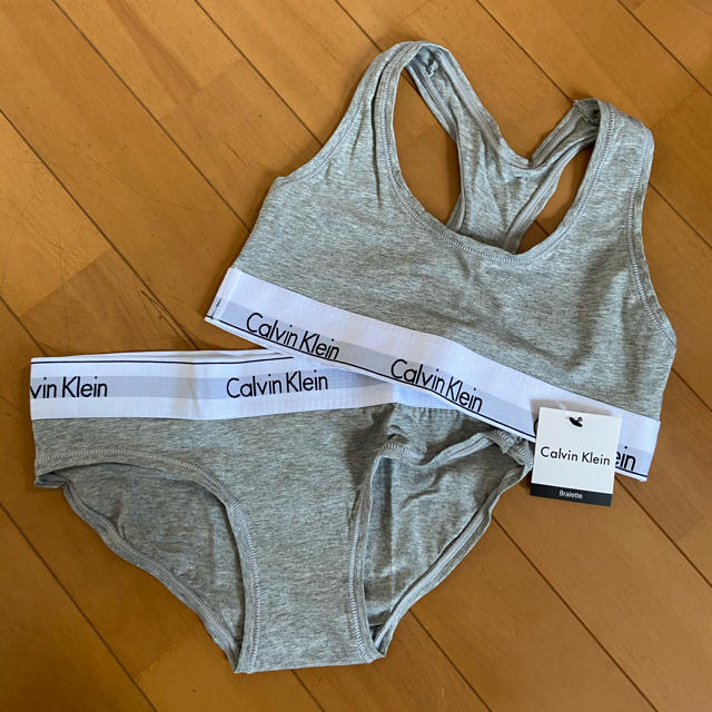 Calvin Klein(カルバンクライン)のCALVINKLEIN(カルバンクライン) ブラ&ショーツ　セット レディースの下着/アンダーウェア(ブラ&ショーツセット)の商品写真