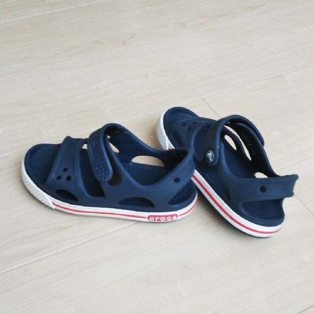 crocs(クロックス)のcrocs サンダル キッズ 17.5cm キッズ/ベビー/マタニティのキッズ靴/シューズ(15cm~)(サンダル)の商品写真