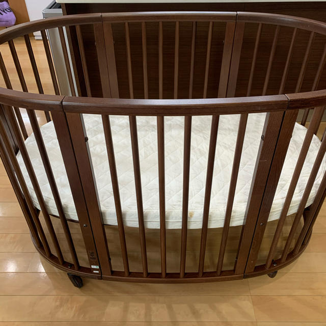 stokke sleepi ストッケ ベビーベッド キャスター 白 北欧 家具 キッズ/ベビー/マタニティの寝具/家具(ベビーベッド)の商品写真