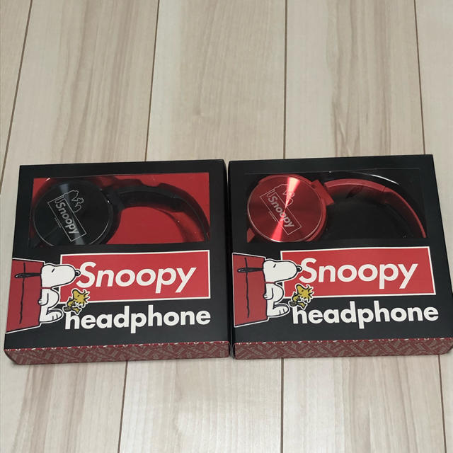 SNOOPY(スヌーピー)の新品未開封　スヌーピー　ヘッドホン 2個セット スマホ/家電/カメラのオーディオ機器(ヘッドフォン/イヤフォン)の商品写真