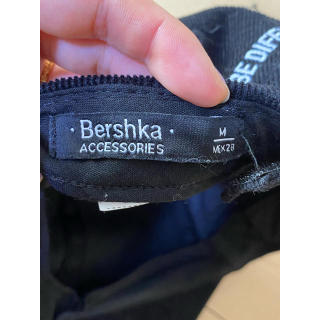 Bershka(ベルシュカ)のベルシュカ　コーデュロイキャップ　ブラック　黒 レディースの帽子(キャップ)の商品写真