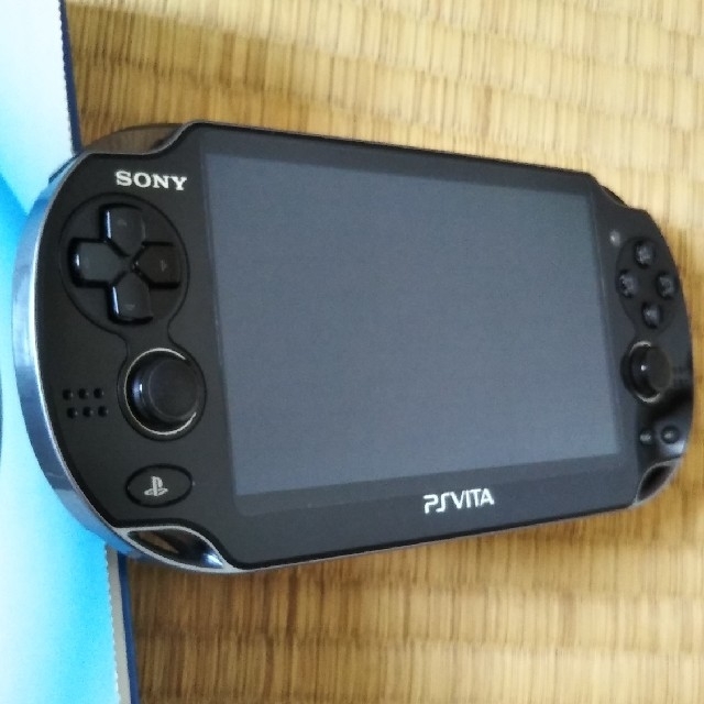 PlayStation Vita(プレイステーションヴィータ)のPlayStation Vita Wi-Fi対応 PCH-1000 ブラック エンタメ/ホビーのゲームソフト/ゲーム機本体(携帯用ゲーム機本体)の商品写真