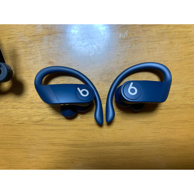 Beats by Dr Dre(ビーツバイドクタードレ)の美品！powerbeats pro イヤホン　ネイビー　ケース付き スマホ/家電/カメラのオーディオ機器(ヘッドフォン/イヤフォン)の商品写真