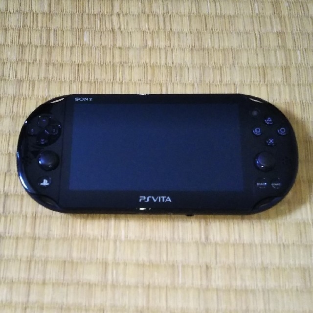 PlayStation Vita(プレイステーションヴィータ)のPlayStation Vita Wi-Fi対応 PCH-2000 ブラック エンタメ/ホビーのゲームソフト/ゲーム機本体(携帯用ゲーム機本体)の商品写真