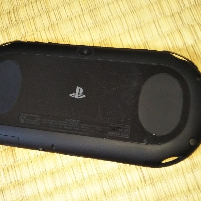 PlayStation Vita(プレイステーションヴィータ)のPlayStation Vita Wi-Fi対応 PCH-2000 ブラック エンタメ/ホビーのゲームソフト/ゲーム機本体(携帯用ゲーム機本体)の商品写真