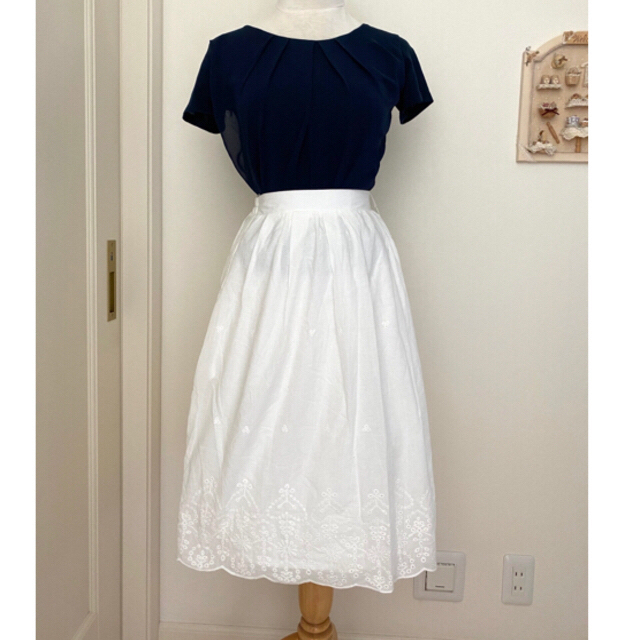 ViS(ヴィス)の新品未使用タグ付き　白　コットンスカート　膝丈ロング レディースのスカート(ひざ丈スカート)の商品写真