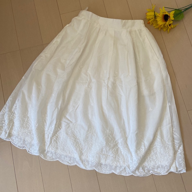 ViS(ヴィス)の新品未使用タグ付き　白　コットンスカート　膝丈ロング レディースのスカート(ひざ丈スカート)の商品写真