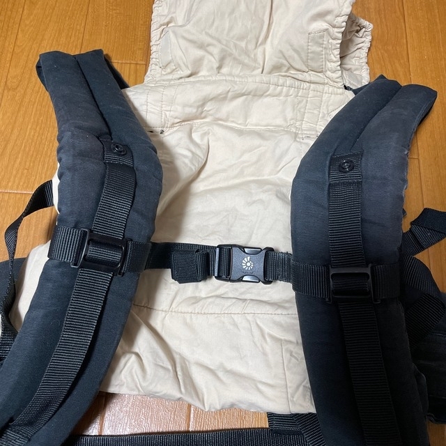 Ergobaby(エルゴベビー)の値下げ☆エルゴベビー抱っこ紐セット キッズ/ベビー/マタニティの外出/移動用品(抱っこひも/おんぶひも)の商品写真