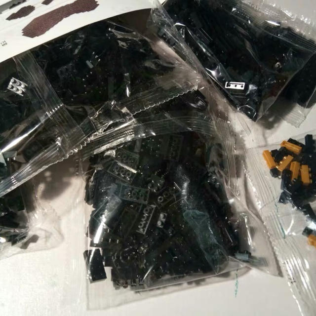 カウズKAWS おもちゃ ナノブロックフィギュア 3体セット 黒 グレー 茶色 キッズ/ベビー/マタニティのおもちゃ(積み木/ブロック)の商品写真