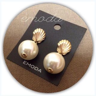 エモダ(EMODA)のEMODA シェルパールピアス(ピアス)