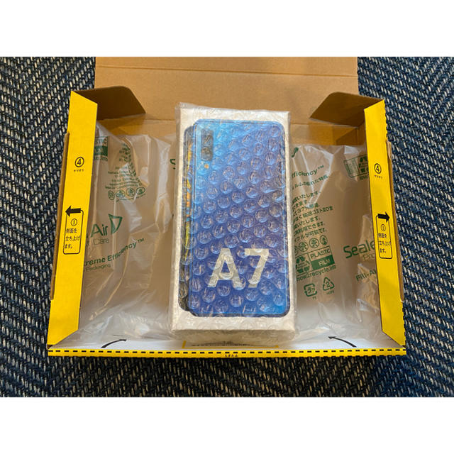 SAMSUNG(サムスン)の【新品】Galaxy A7 ブルー 64 GB SIMフリー スマホ/家電/カメラのスマートフォン/携帯電話(スマートフォン本体)の商品写真