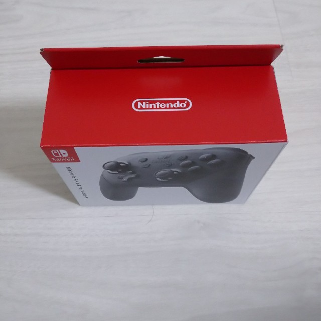 任天堂(ニンテンドウ)の【新品未開封】Nintendo Switch Pro コントローラー エンタメ/ホビーのゲームソフト/ゲーム機本体(家庭用ゲーム機本体)の商品写真