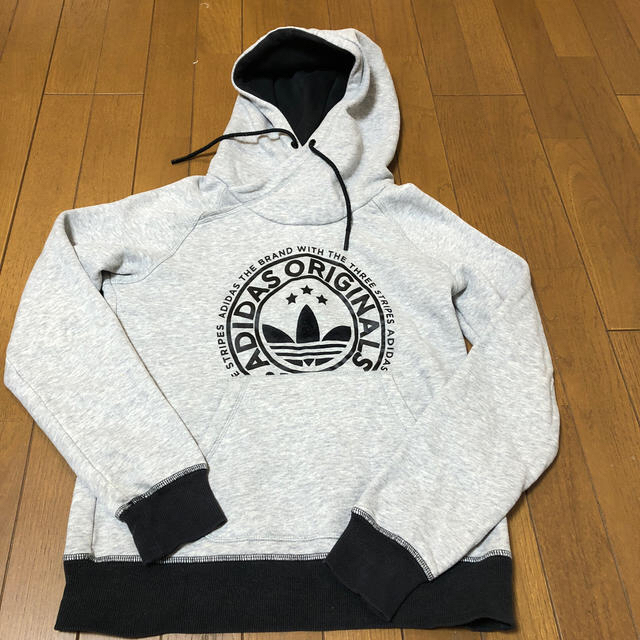 adidas(アディダス)のadidasパーカーグレー キッズ/ベビー/マタニティのキッズ服男の子用(90cm~)(ジャケット/上着)の商品写真