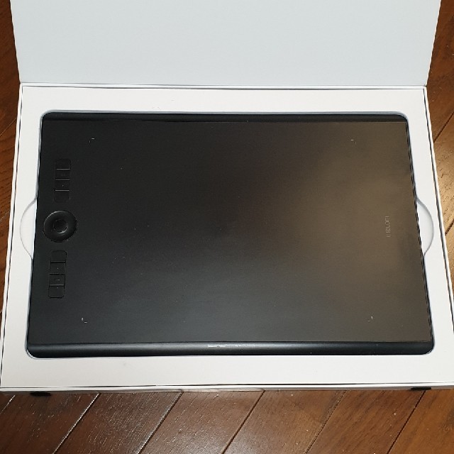 Wacom(ワコム)のワコム WACOM PTH-860/K0 [ペンタブレット Intu スマホ/家電/カメラのPC/タブレット(PC周辺機器)の商品写真