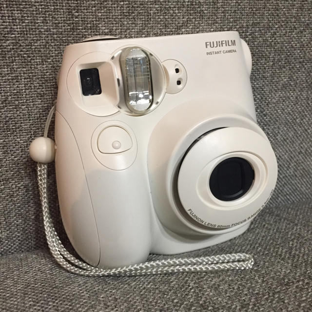 富士フイルム(フジフイルム)のチェキ 本体  white mini7s ＋ フィルム10枚 スマホ/家電/カメラのカメラ(フィルムカメラ)の商品写真