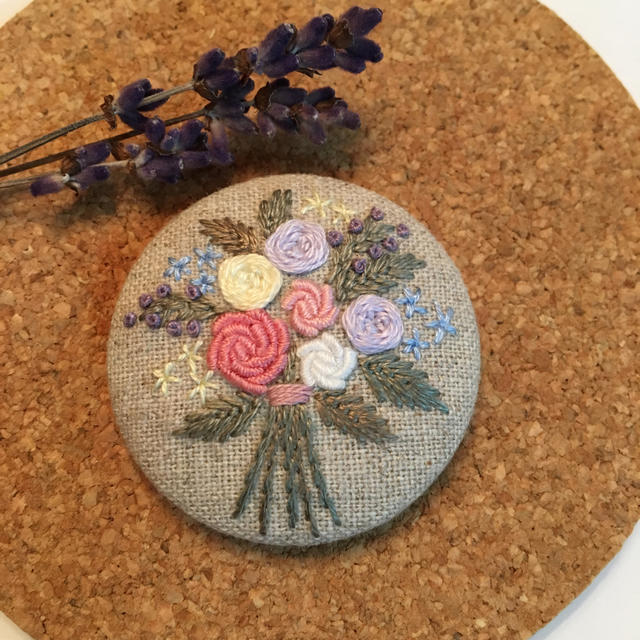 ハンドメイド くるみボタン 刺繍 ブローチ バラ花束