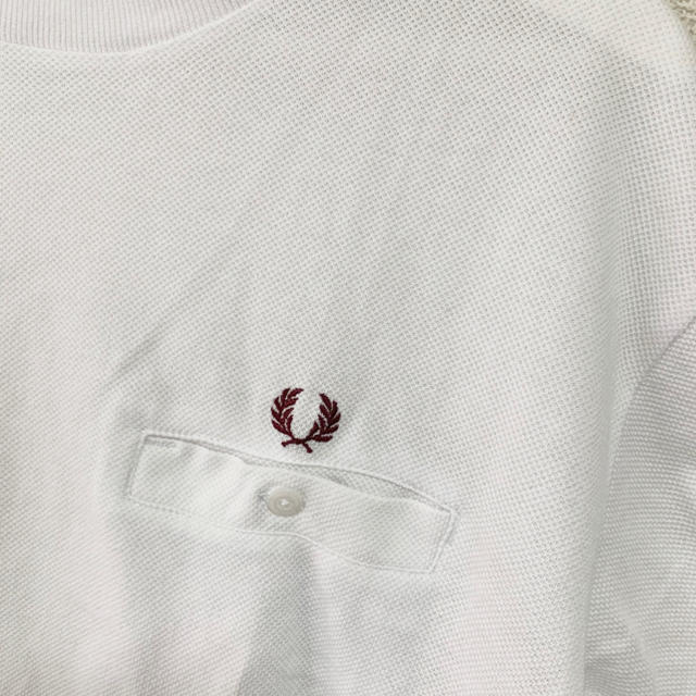 FRED PERRY(フレッドペリー)の★美品★フレッドペリー Tシャツ メンズM 白 ワンポイントロゴ 胸ポケット メンズのトップス(Tシャツ/カットソー(半袖/袖なし))の商品写真