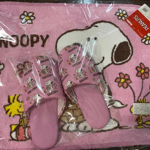 SNOOPY(スヌーピー)のたか様専用　お値下げ不可　新品　スヌーピー　マット&スリッパ インテリア/住まい/日用品のインテリア小物(スリッパ/ルームシューズ)の商品写真