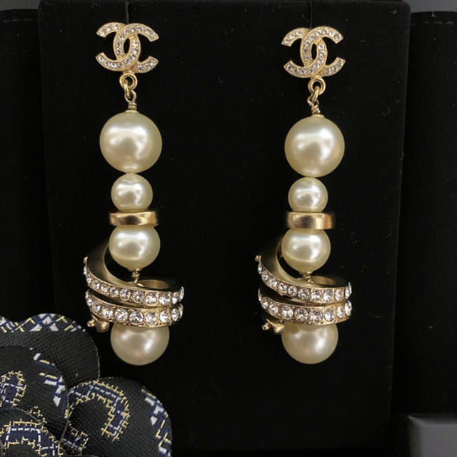 CHANEL(シャネル)の激レア CHANEL パールロングピアス レディースのアクセサリー(ピアス)の商品写真