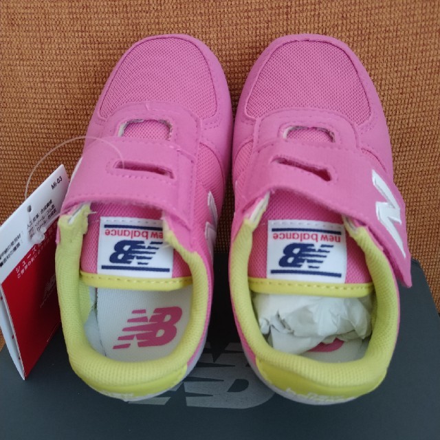 New Balance(ニューバランス)の新品★15cm IV220 ピンクイエロー ニューバランス キッズ/ベビー/マタニティのキッズ靴/シューズ(15cm~)(スニーカー)の商品写真