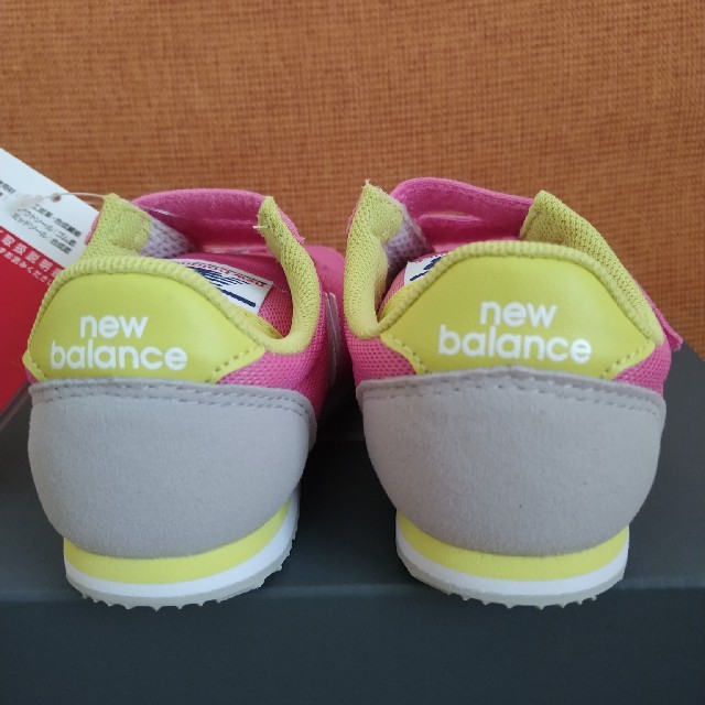 New Balance(ニューバランス)の新品★15cm IV220 ピンクイエロー ニューバランス キッズ/ベビー/マタニティのキッズ靴/シューズ(15cm~)(スニーカー)の商品写真