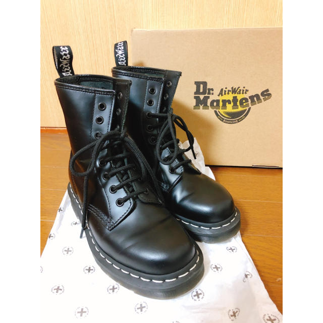 Dr.Martens(ドクターマーチン)の激安！新品同様Dr.Martens 8ホール　23センチ　白ステッチ レディースの靴/シューズ(ブーツ)の商品写真