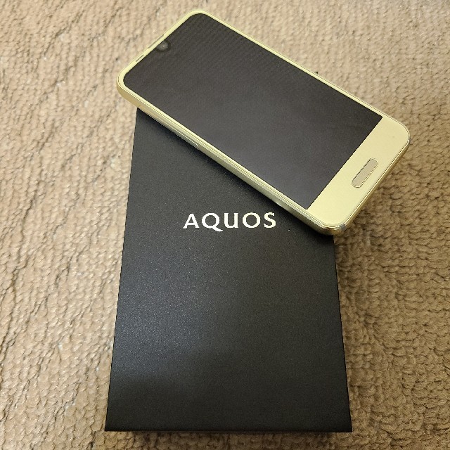 AQUOS(アクオス)のワッター様専用SB AQUOS R Compact　イエロー 　SIMロック　　 スマホ/家電/カメラのスマートフォン/携帯電話(スマートフォン本体)の商品写真