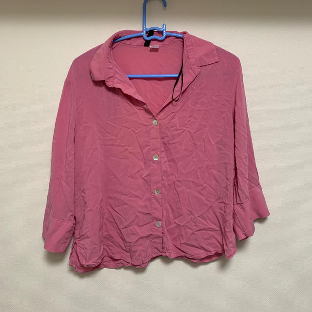 H&M(エイチアンドエム)のH&M ピンクシャツ レディースのトップス(シャツ/ブラウス(長袖/七分))の商品写真