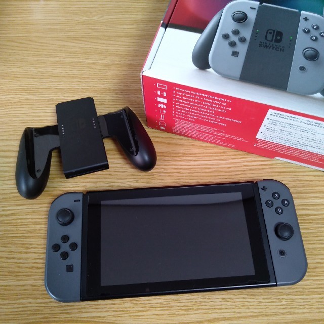 任天堂(ニンテンドウ)のNintendo Switch ニンテンドースイッチ 本体（グレー） 中古 エンタメ/ホビーのゲームソフト/ゲーム機本体(家庭用ゲーム機本体)の商品写真